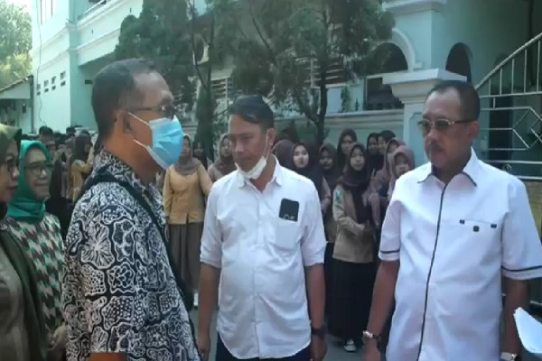 Sidak SMK Prapanca 2, Wawali Surabaya Disambut Protes dan Aksi Gedor Pintu Mobil Dinas