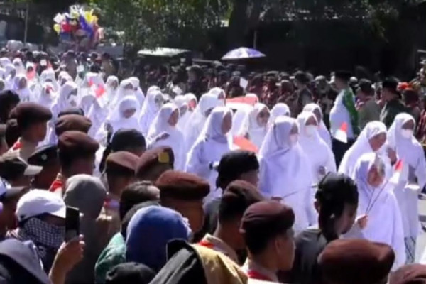 TGB Ajak Ribuan Peserta Pawai Alegoris Rapatkan Barisan dan Bergerak Maju