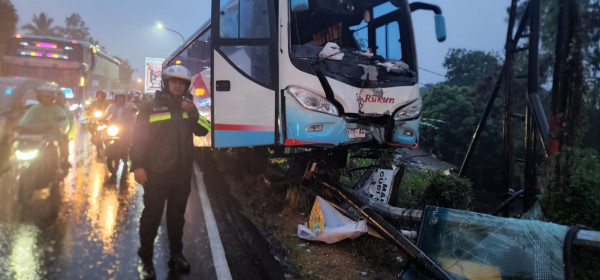 Kronologi Bus Kecelakaan di Jalur Puncak Bogor saat Hujan Deras