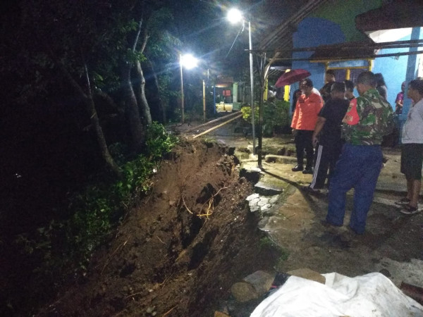 Hujan Deras, Tebingan Setinggi 15 Meter di Bogor Longsor