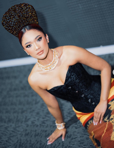 5 Foto Marion Jola Pakai Kain Tenun dan Aksesori Tradisional Sumba, Cantik Khas Indonesia
