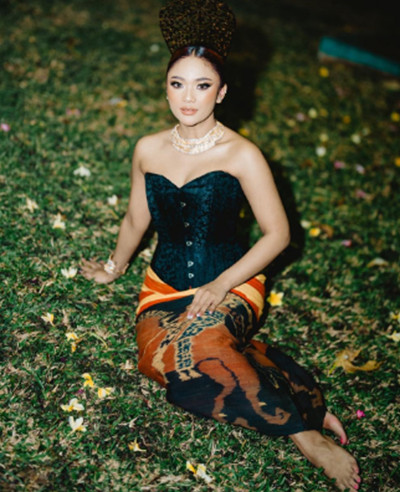 5 Foto Marion Jola Pakai Kain Tenun dan Aksesori Tradisional Sumba, Cantik Khas Indonesia