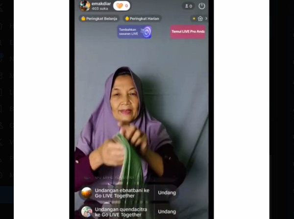 Momen Haru Seorang Ibu Mendapatkan Satu Pembeli setelah Sebulan Live Streaming TikTok Shop
