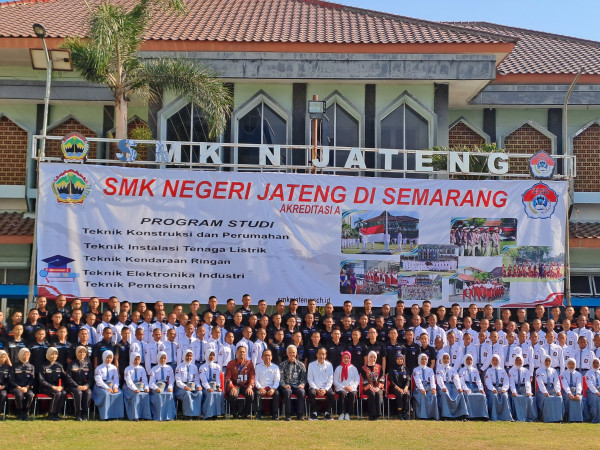 Tinjau SMKN Jateng, Presiden Jokowi Puji Ganjar Pranowo Bikin Sekolah Gratis