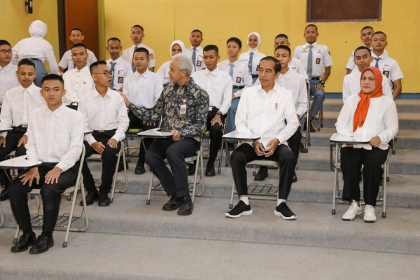 Sekolah Gratis ala Ganjar Dipuji, Jokowi: Saya Akan Perintahkan Mendikbud ke Sini