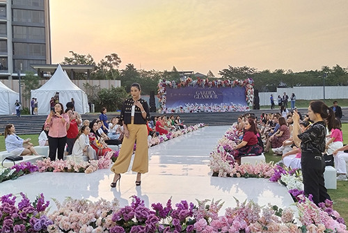 Seru! Fashion Show Outdoor Besutan HighEnd di Botanic Park at NavaPark