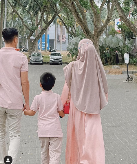 Larissa Chou Malu-Malu Posting Foto Bareng Cowok Ini, Wajah sang Pria Masih Ditutupi