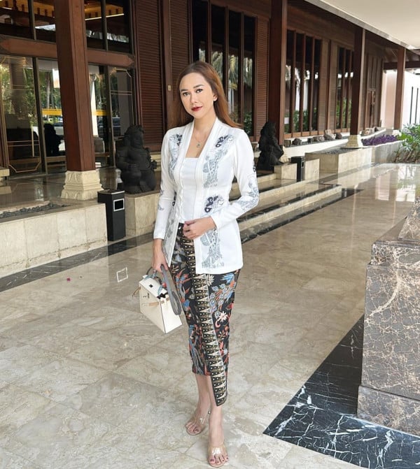 Aura Kasih Kenakan Kebaya bak Putri Keraton, Netizen: Cantik Banget!