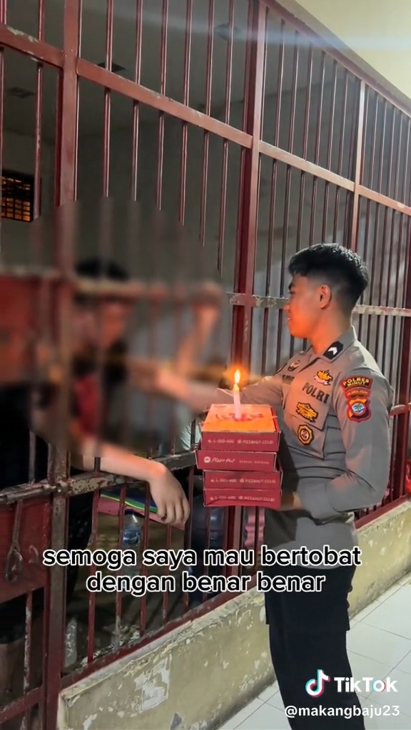Viral! Polisi Beri Kejutan Ulang Tahun ke Tahanan, Kasih Kado 4 Kotak Pizza