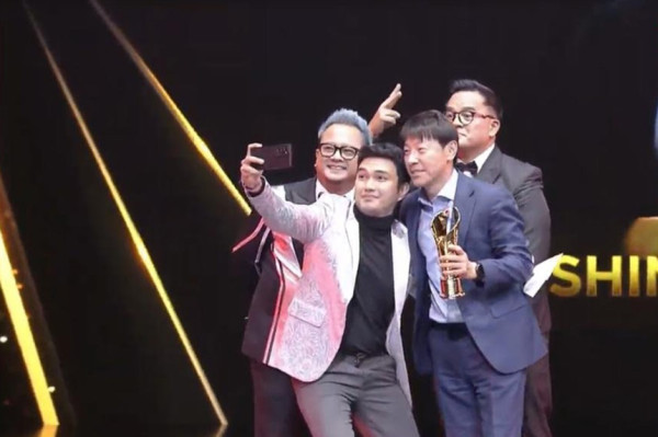 Aldi Taher Cium Tangan Shin Tae-yong di Indonesia Awards 2023