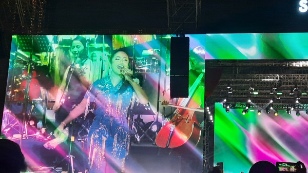 Nyeker di Synchronize Fest 2023, Krisdayanti Bagikan Sepatu ke Penonton
