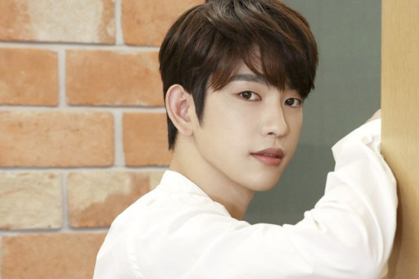8 Artis Korea yang Kutu Buku, RM BTS hingga IU Hobi Baca