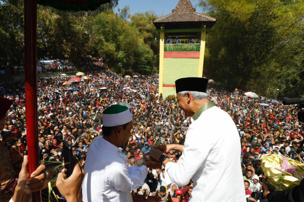 Ganjar Pranowo Bagikan 6,6 Ton Kue Apem untuk Ribuan Masyarakat
