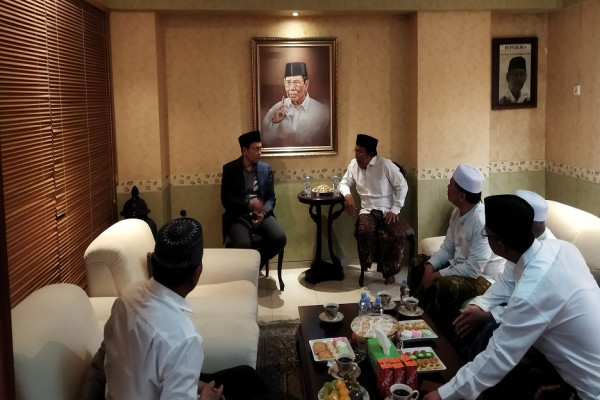Kunjungi Pesantren Mahasiswa Al Hikam Malang, TGB Bertukar Buku