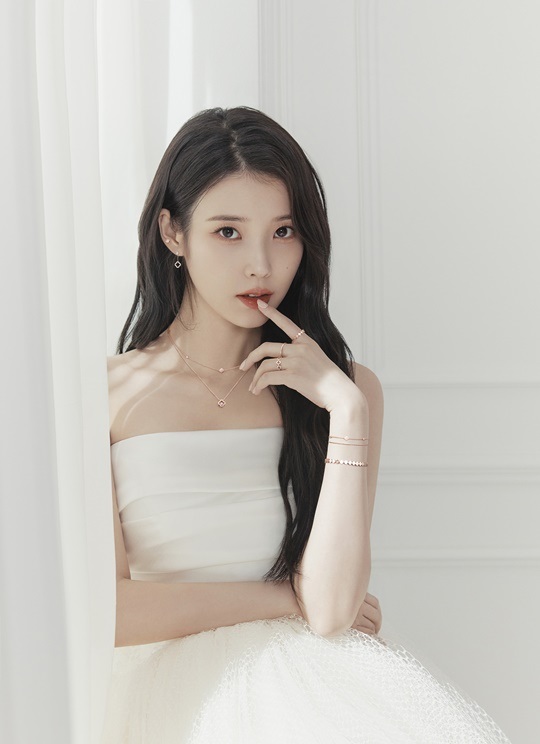 8 Artis Korea yang Kutu Buku, RM BTS hingga IU Hobi Baca