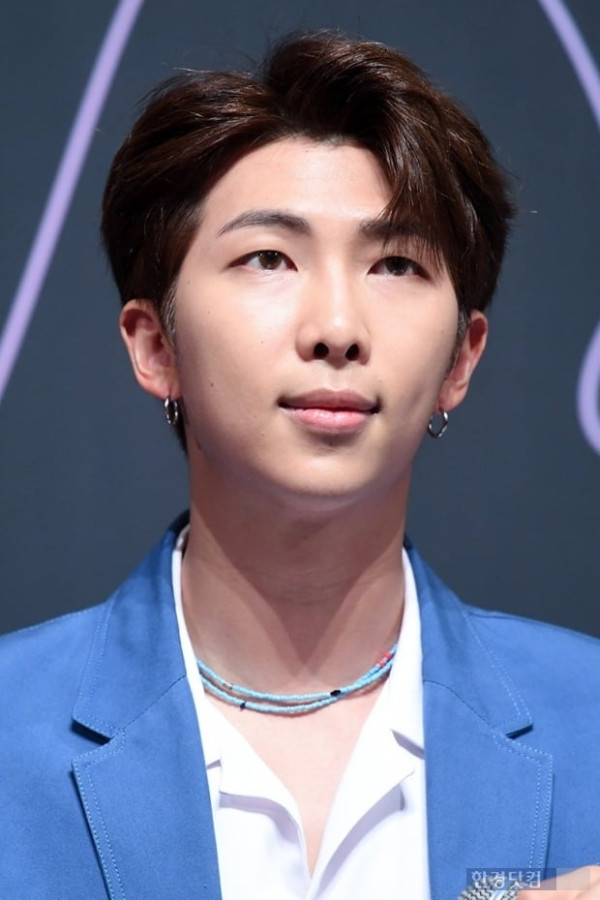 8 Artis Korea yang Kutu Buku, RM BTS hingga IU Hobi Baca