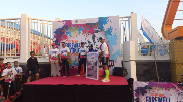 Momen Atikoh Lempar Pantun Perpisahan saat Ikuti Lomba Lari