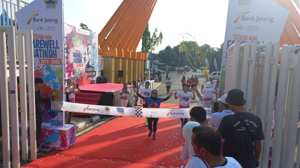 Ikut Lomba Marathon 10 Km, Ganjar Peluk dan Cium Atikoh Usai Sentuh Garis Finish
