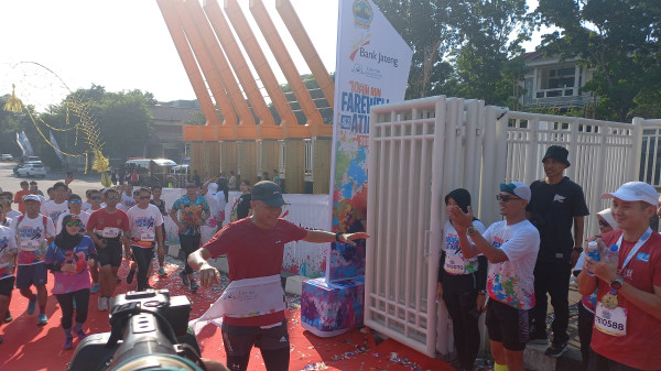 Ikut Lomba Marathon 10 Km, Ganjar Peluk dan Cium Atikoh Usai Sentuh Garis Finish