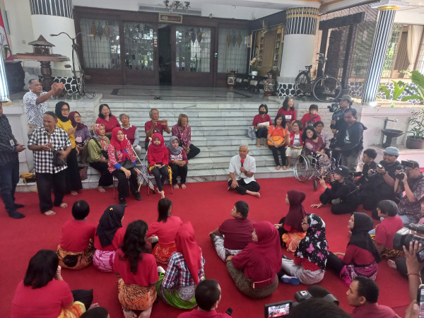 Momen Keakraban Ganjar Pranowo dan Atikoh Dengarkan Aspirasi Anak-anak Difabel