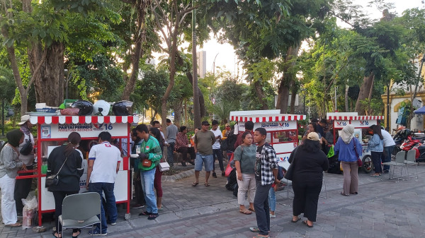 Meriah! Ratusan Warga Surabaya Ikut Makan Gratis Gerobak Perindo Bersama Angela Tanoesoedibjo