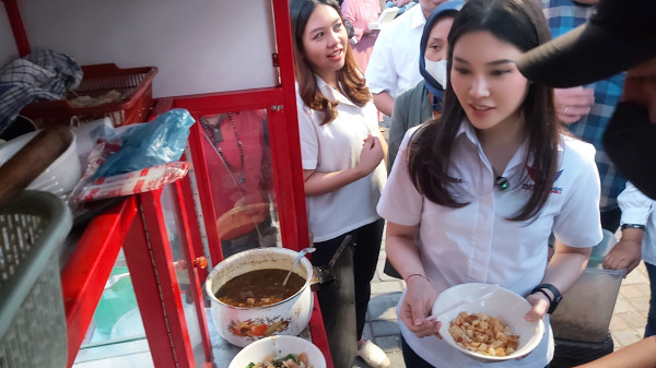 Begini Keseruan Caleg Perindo Angela Tanoesoedibjo Memasak Mi Ayam