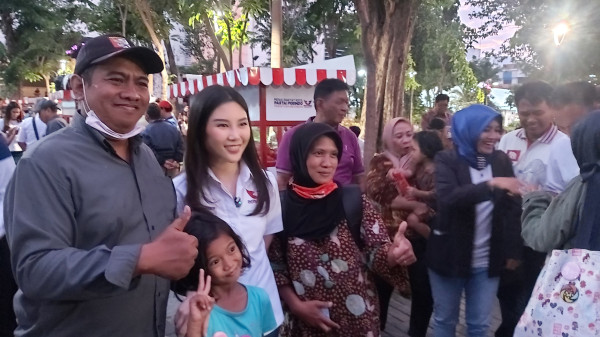 Angela Tanoesoedibjo Asyik Nikmati Makan Gratis Gerobak Perindo Bersama Warga