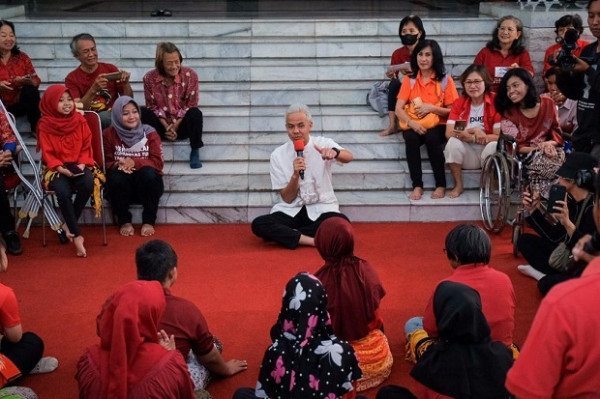 Ganjar Pranowo dan Atikoh Terharu Dapat Puisi Surat Cinta dari Difabel Semarang