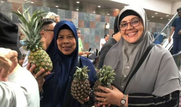 Rayakan Kemenangan, Presiden Terpilih Singapura Tharman Bagikan Nanas ke Pendukungnya