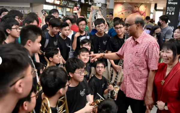 Rayakan Kemenangan, Presiden Terpilih Singapura Tharman Bagikan Nanas ke Pendukungnya