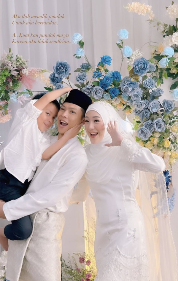 5 Potret Pernikahan Larissa Chou dan Ikram Rosadi yang Serba Putih