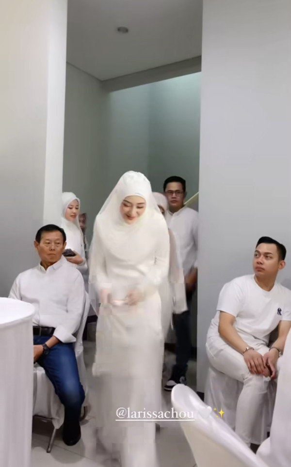 5 Potret Pernikahan Larissa Chou dan Ikram Rosadi yang Serba Putih