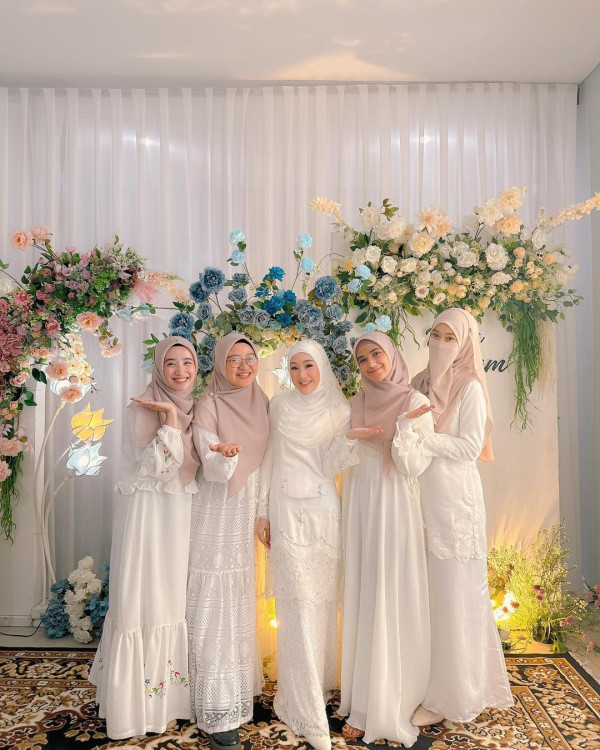 5 Potret Pernikahan Larissa Chou dan Ikram Rosadi yang Serba Putih