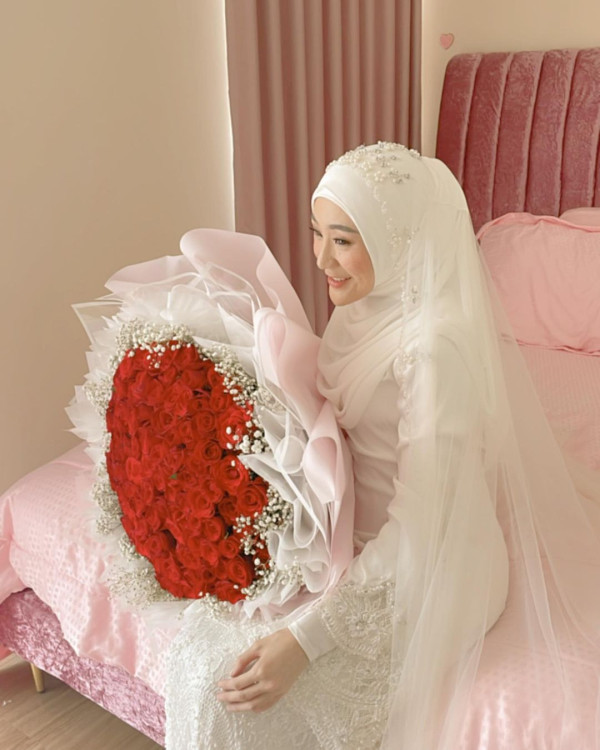 5 Potret Pernikahan Larissa Chou dan Ikram Rosadi yang Serba Putih
