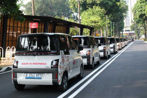 150 Unit Mobil Listrik Wuling Air ev untuk KTT ASEAN 2023 Dibalut Batik Betawi