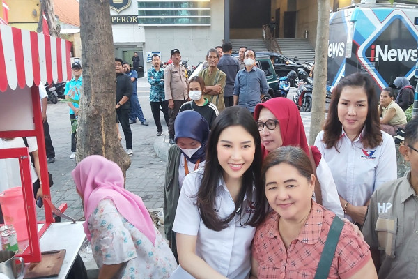 Beragam Makanan Tradisional Disajikan saat Makan Gratis Bareng Caleg Perindo Angela Tanoesoedibjo
