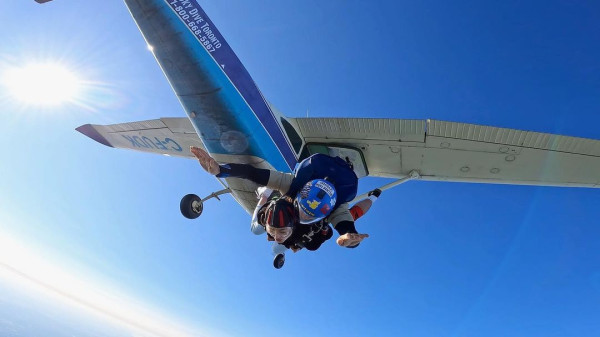 Potret Natasha Wilona Memacu Adrenalin, Coba Skydiving di Ketinggian 10 Ribu Kaki