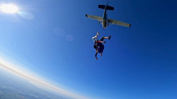 Potret Natasha Wilona Memacu Adrenalin, Coba Skydiving di Ketinggian 10 Ribu Kaki