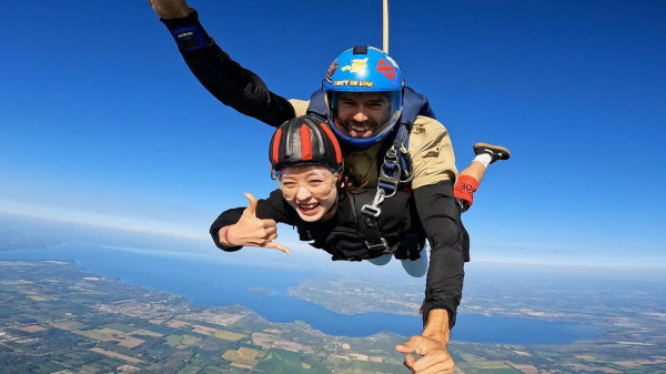 Potret Natasha Wilona Memacu Adrenalin, Coba Skydiving di Ketinggian 10 Ribu Kaki