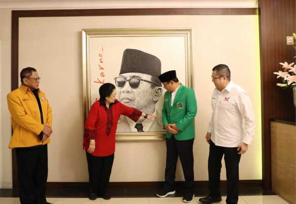 Momen OSO, Megawati, Mardiono, dan HT Foto Bareng di Depan Lukisan Bung Karno