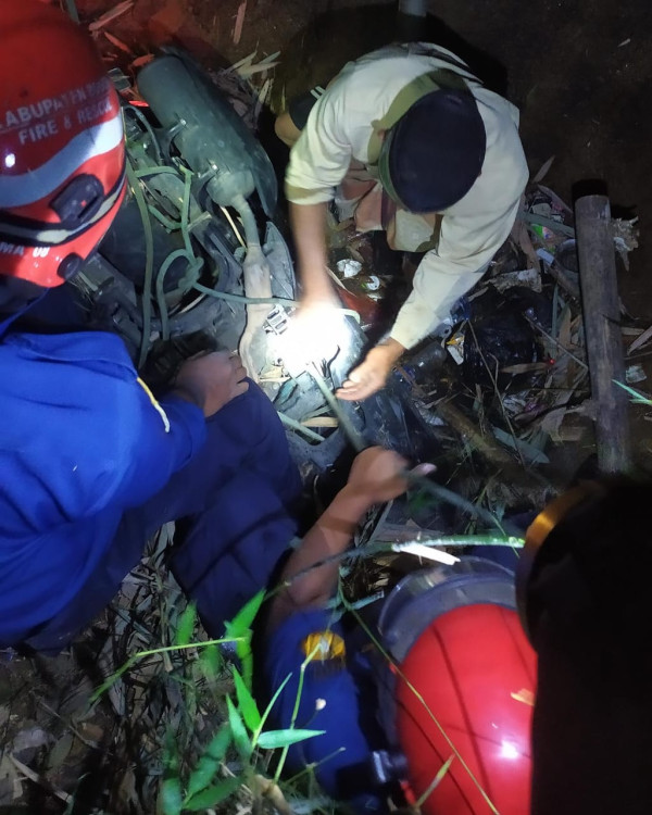 Sakti! Pemotor Terjun Bebas ke Jurang 30 Meter di Puncak Bogor Hanya Luka Ringan