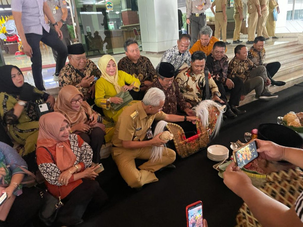 Momen Ganjar Pranowo Terima Kunjungan Petani dan Seniman