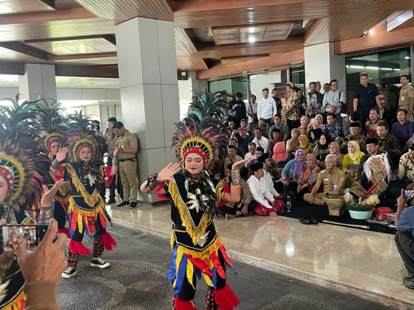 Momen Ganjar Pranowo Terima Kunjungan Petani dan Seniman