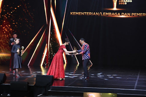 Pemprov Kaltim Bawa Pulang Piala Indonesia Awards 2023 Berkat Program Beasiswa Kaltim Tuntas