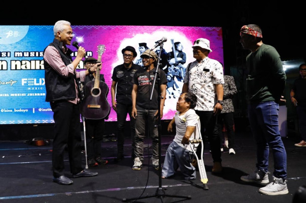 Pamit Musisi Jalanan Semarang, Ganjar Dapat Kenang-kenangan Gitar Tua dari Pengamen