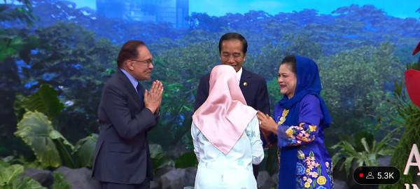 3 Potret Anggun Iriana Jokowi Berkebaya Biru di Opening Ceremony KTT ke-43 ASEAN