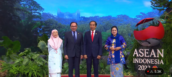 3 Potret Anggun Iriana Jokowi Berkebaya Biru di Opening Ceremony KTT ke-43 ASEAN