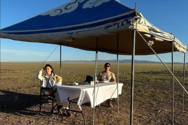 Nikita Willy dan Indra Priawan Liburan ke Mongolia Tanpa Baby Issa, Bulan Madu Kedua?