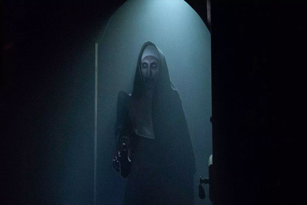 Review Film The Nun 2: Seramnya Solid, Plotnya Banyak Bolong