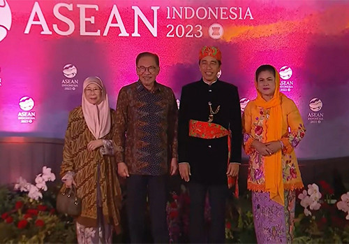8 Potret Ibu Negara di Gala Dinner KTT ke-43 ASEAN, Cantik-Cantik Pakai Kain Batik